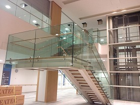 愛媛県立中央病院ガラス階段