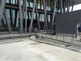 阿南庁舎東アプローチ・ZP手摺