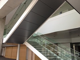 徳大ホール階段手摺・段裏パネル