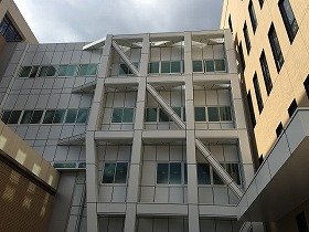 徳大外来棟接続廊下・アルミパネル